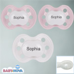 Pakke med 3 stk. Baby Nova sutter med navn (2 Lyser�de + 1 Hvid) Symmetriske Silikone fra 6 md.